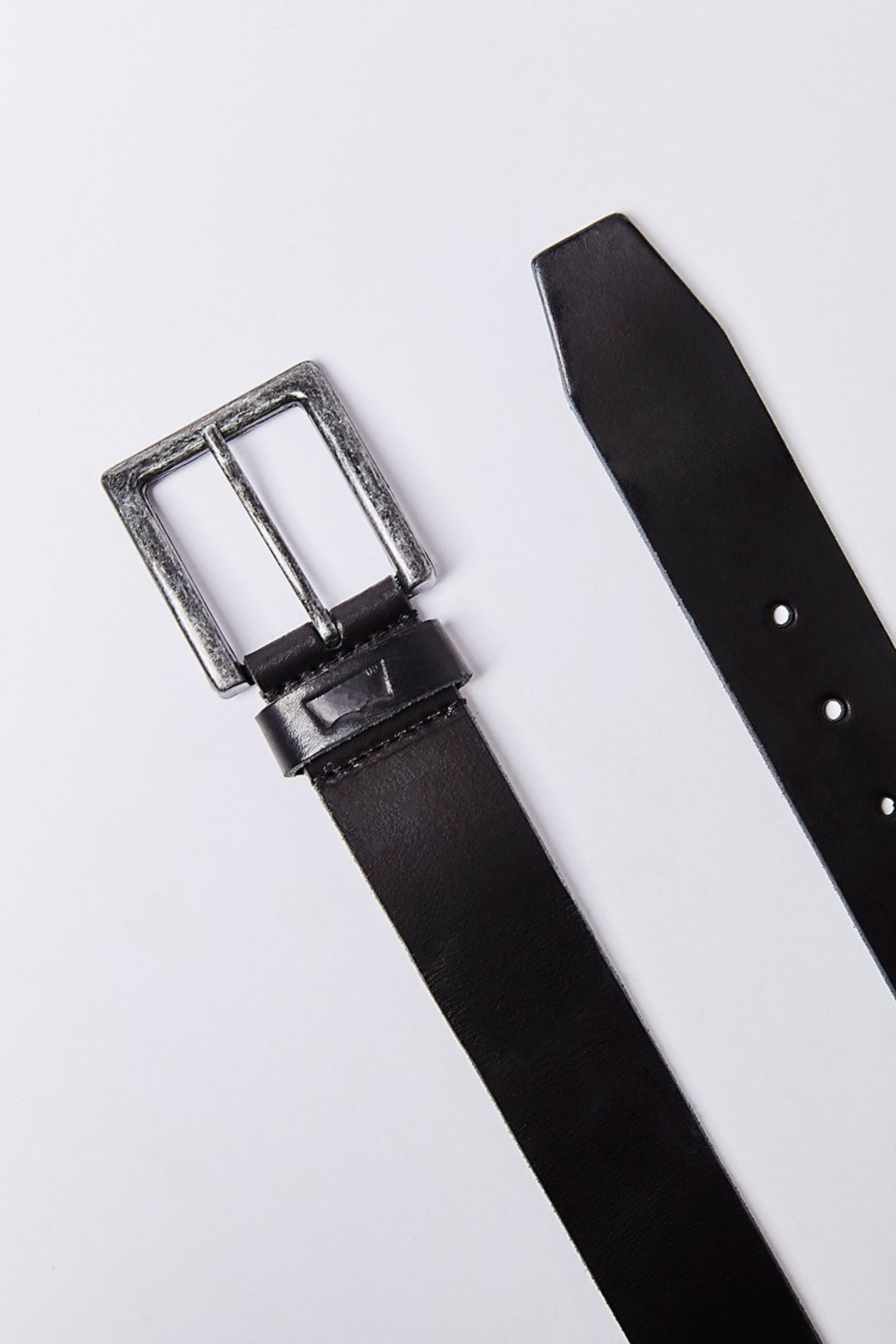 Worn leather belt — imagen 2