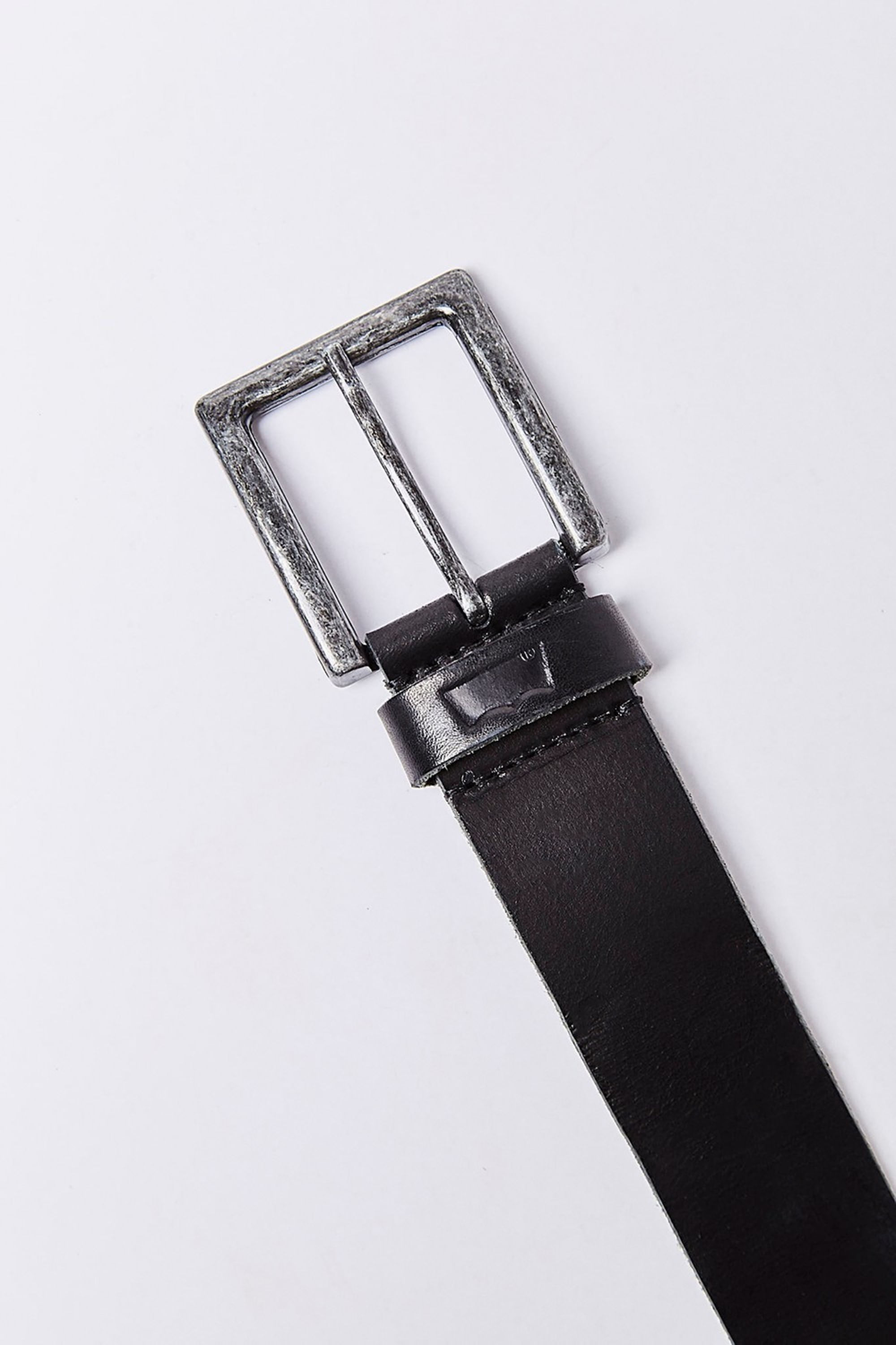 Worn leather belt — imagen 3
