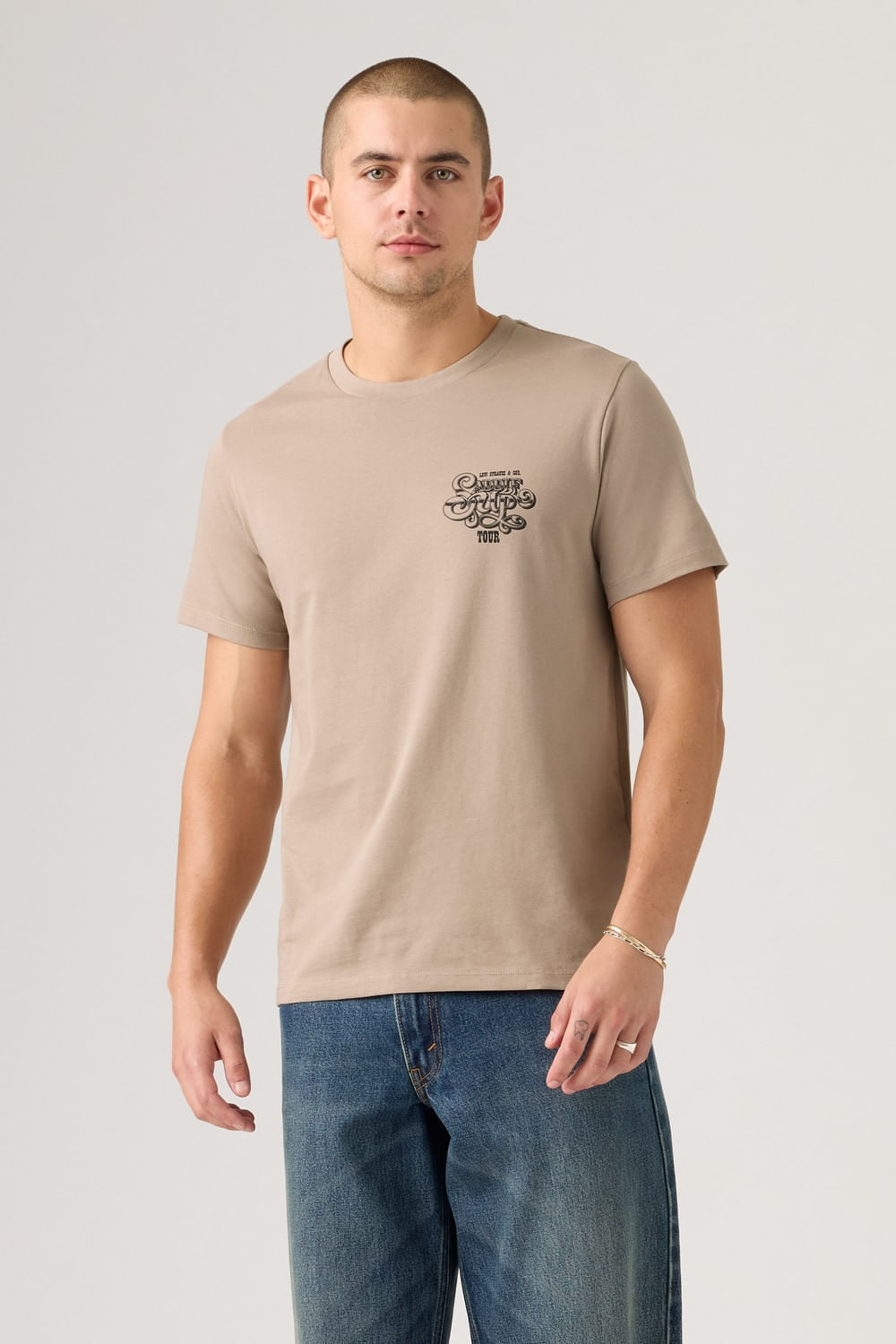 Graphic set in neck housemark de Levis