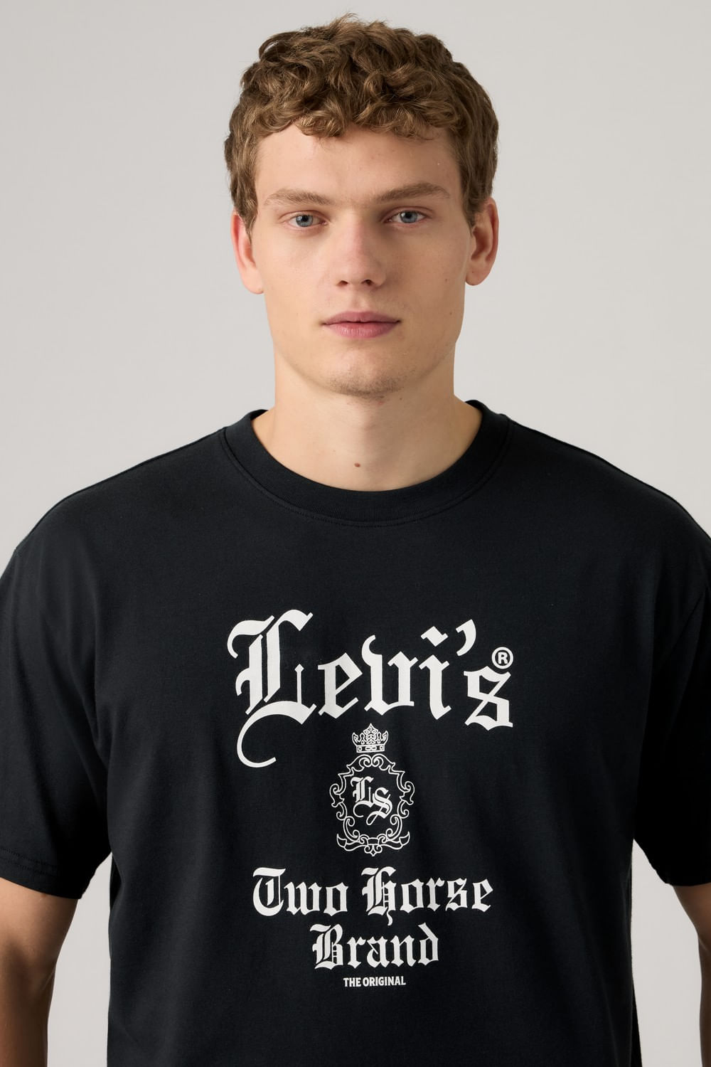 Camiseta boxy tee gótica de Levi´s — imagen 3