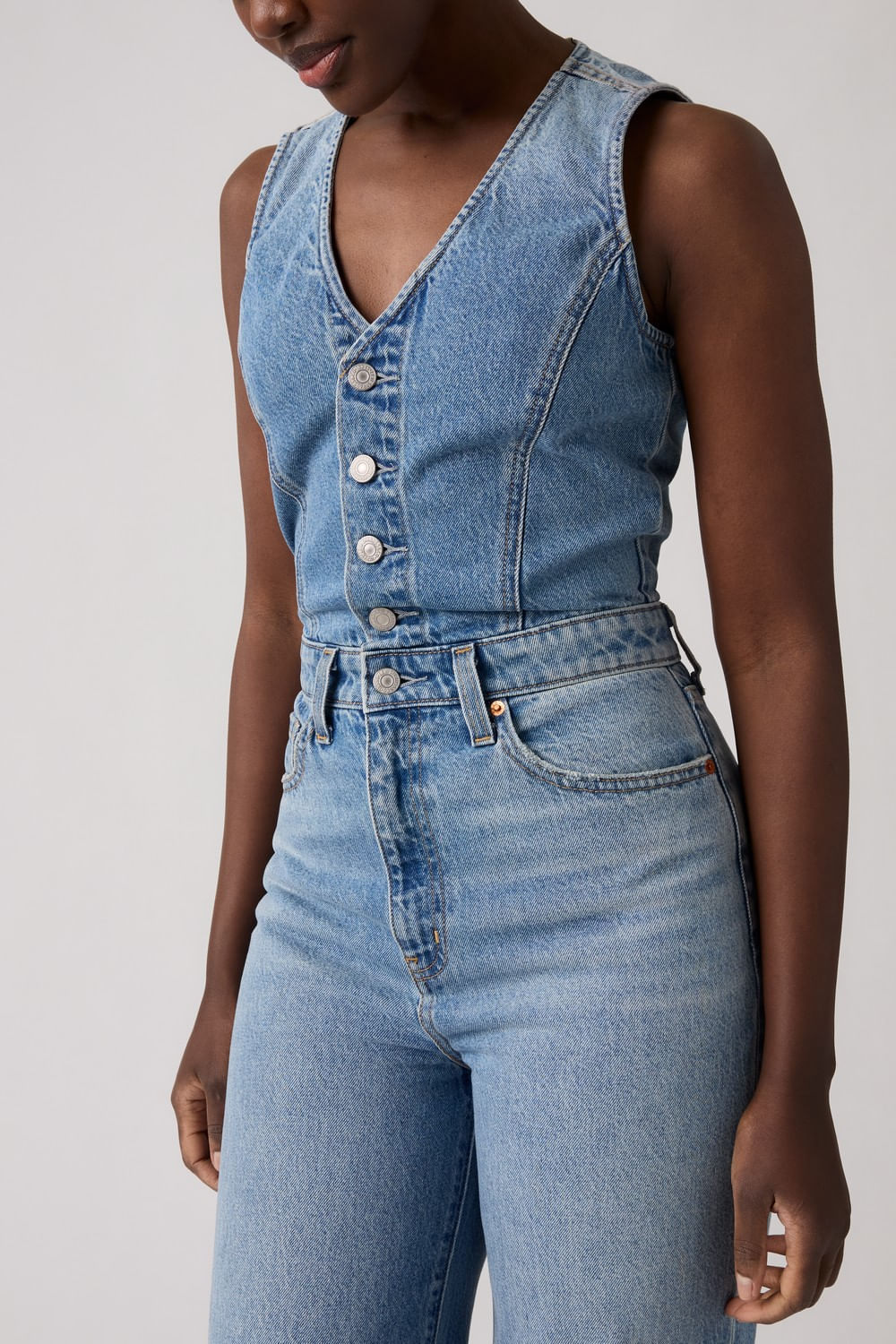 Denim vest wide leg Own It jumpsuit de Levis — imagen 5