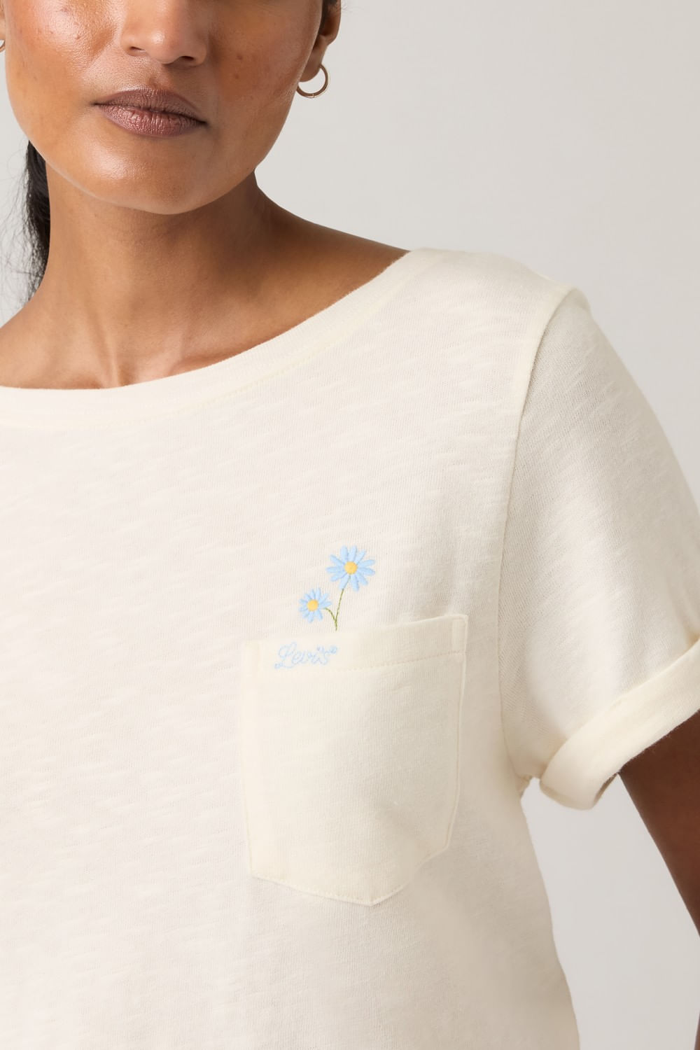Levis gr julie pkt tee simple daisies pocket chateau gris — imagen 2
