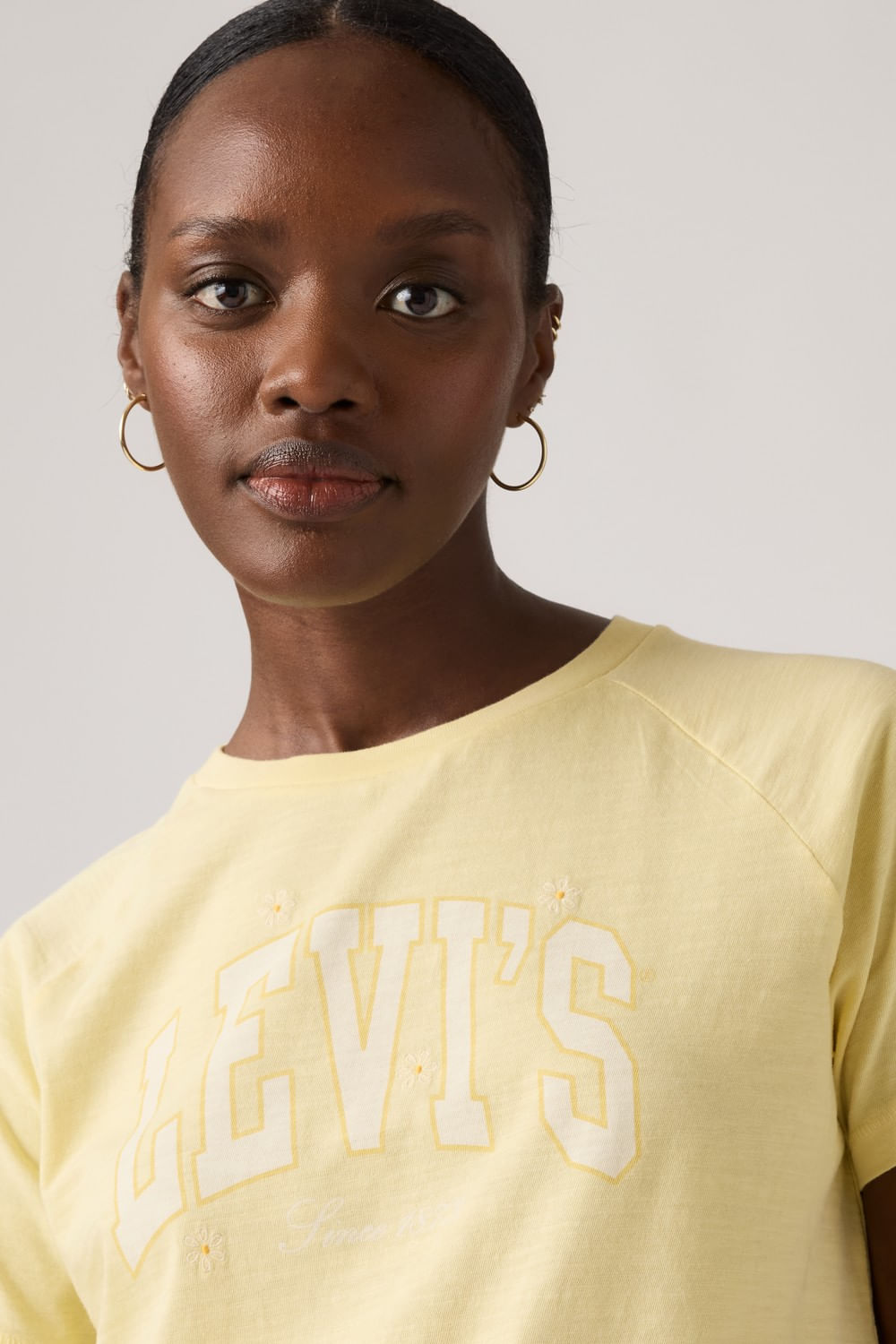 Graphic game day tee french vanilla de Levis — imagen 2