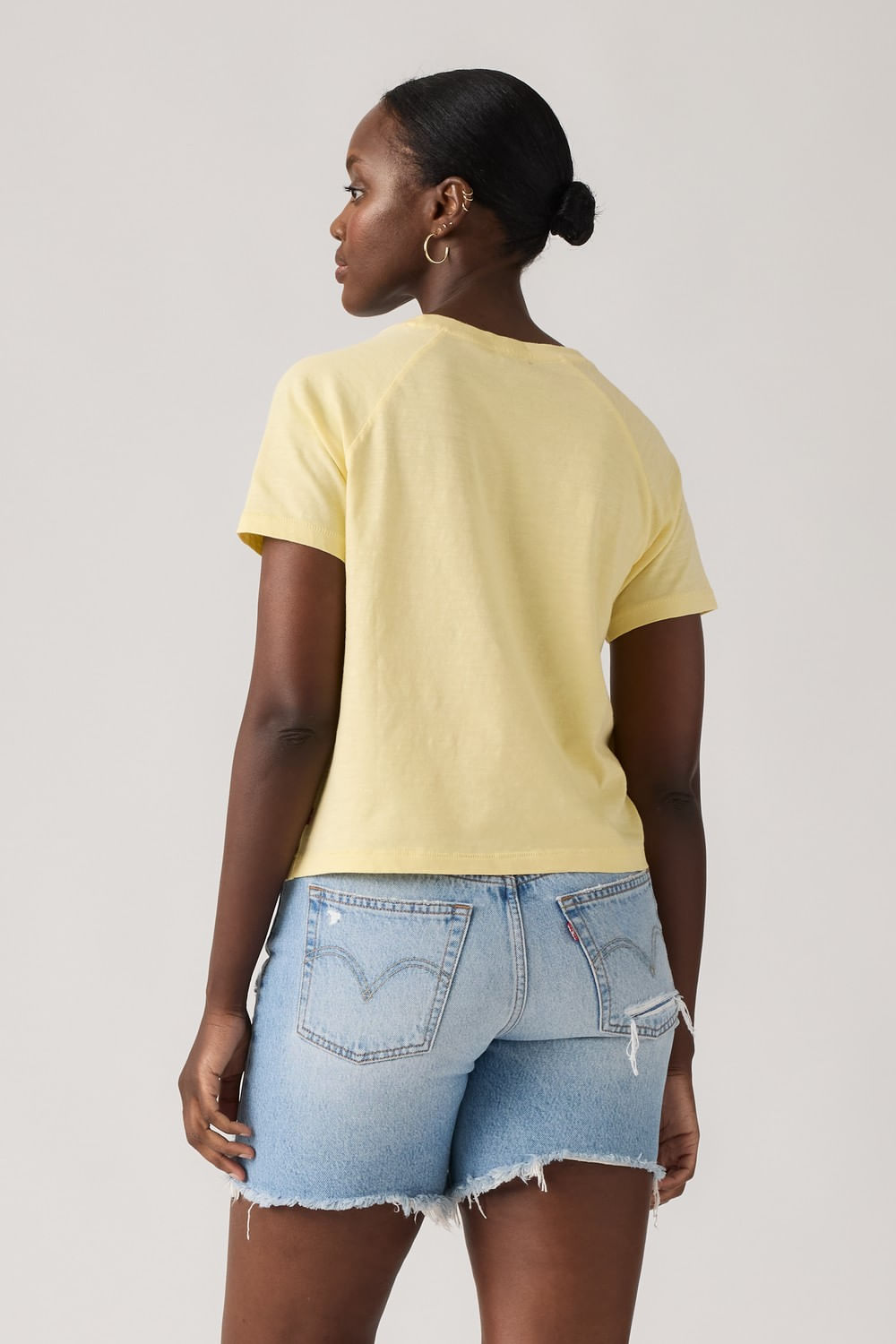 Graphic game day tee french vanilla de Levis — imagen 4