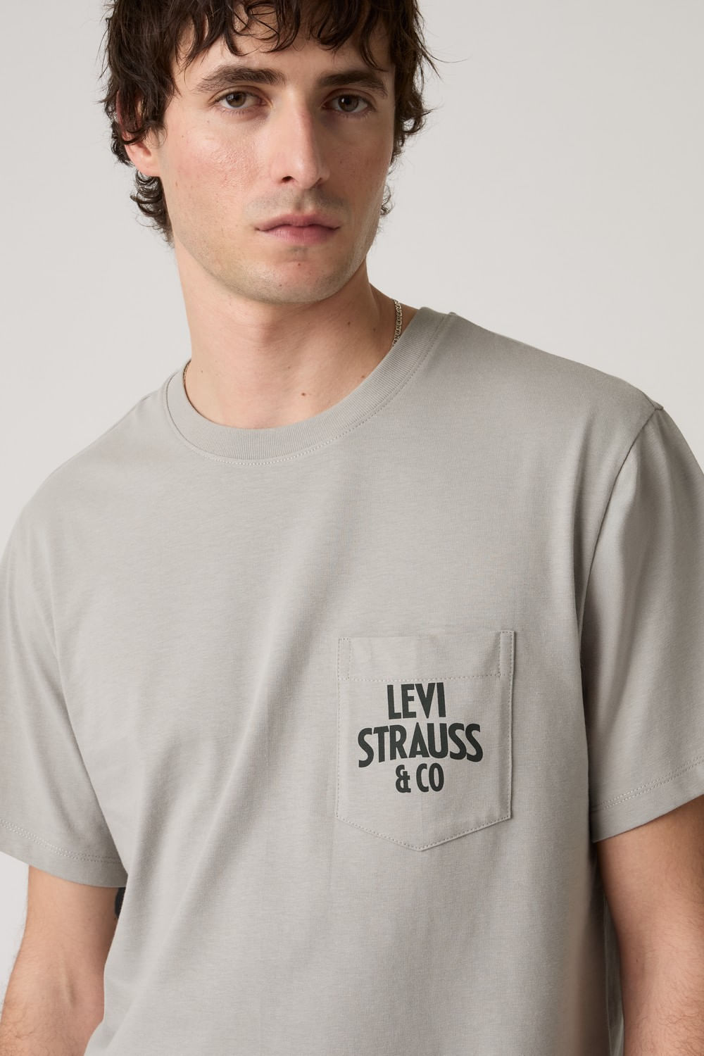 Relaxed graphic pocket tee air ghost grey Levis — imagen 3