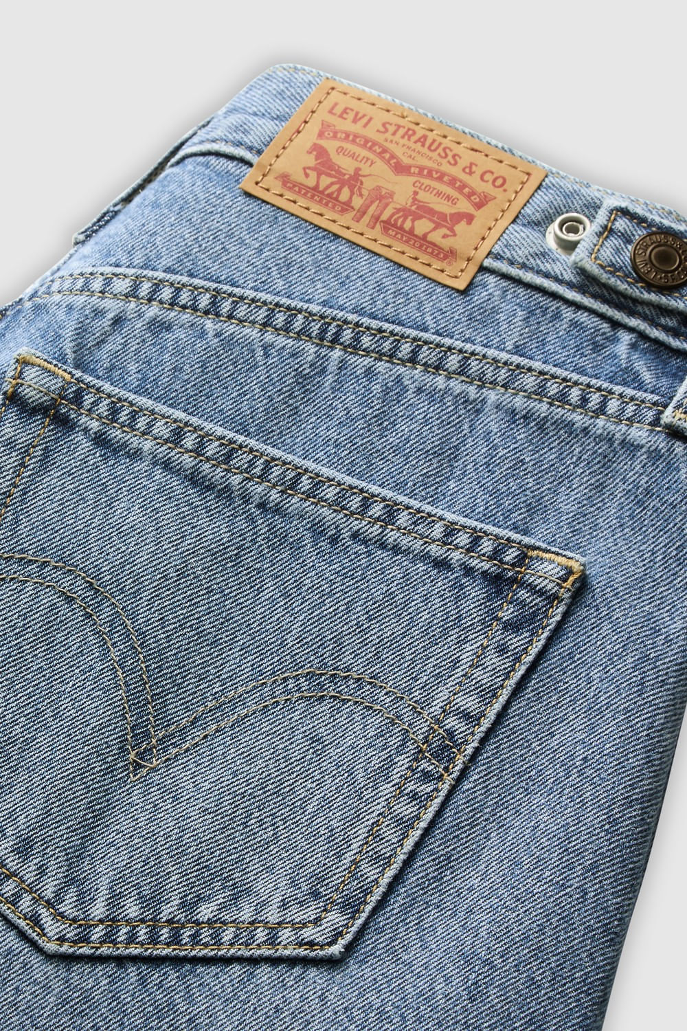 Levis cinch barrel let love in — imagen 11